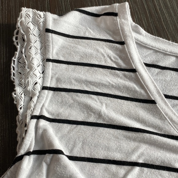 Laundry by Shelli Segall ladies T-shirt in black and white stripes size large. - Picture 4 of 8